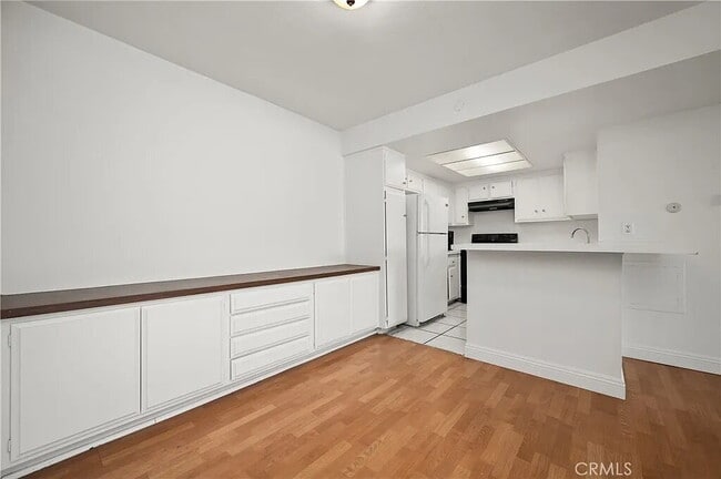 Building Photo - "Chic 1-Bed Retreat with Pool & Central Vacuum in Anaheim's Heart – 710 Sq Ft of Hardwood Elegance!"