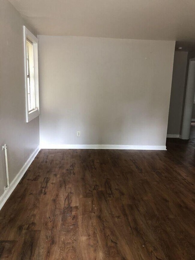 Building Photo - Updated Downstairs 2 Bedroom and 1 Bathroom Carriage House