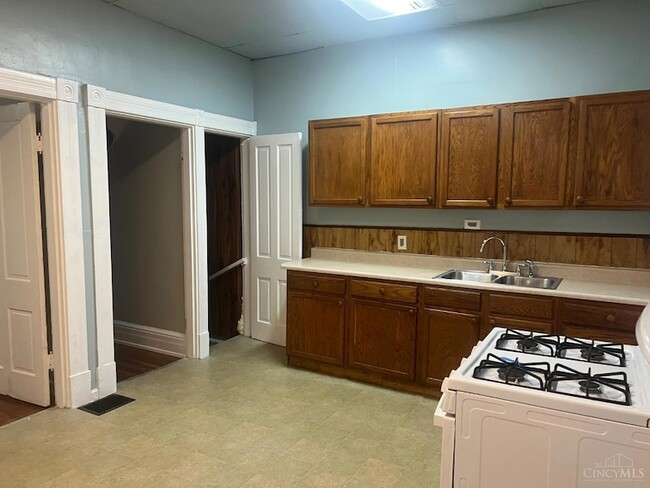 Building Photo - 1030 Sunset Ave