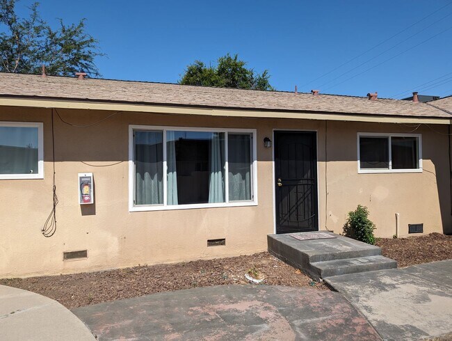 Building Photo - University Triplex