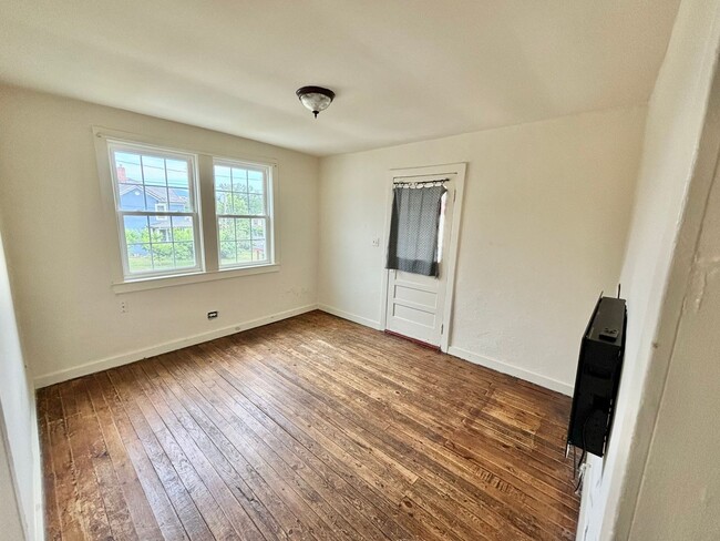Building Photo - 407 9th St NW