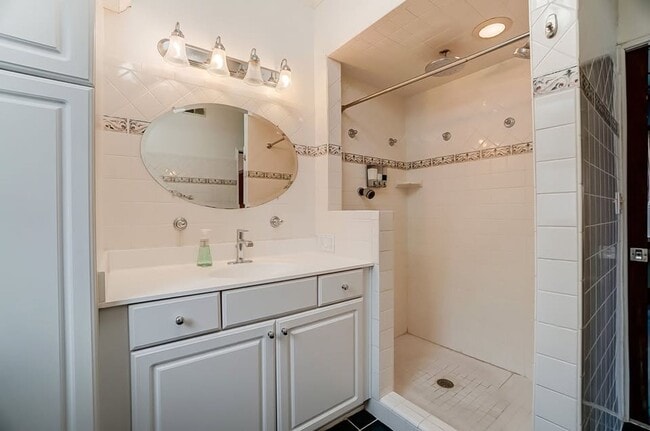 Building Photo - One Bedroom Loft in Covington!!