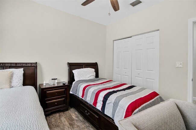 Building Photo - 3616 SE 2nd Dr