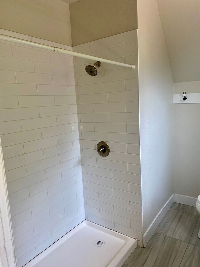 Building Photo - Spacious 4 bedroom Historic House - Available for Fall 2026-2027!