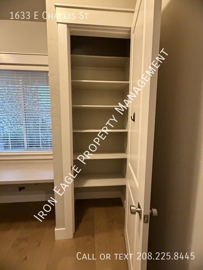 Building Photo - 1633 E Challis St