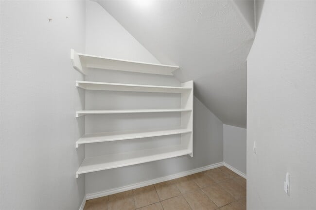 Building Photo - 1929 Kemah Village Dr