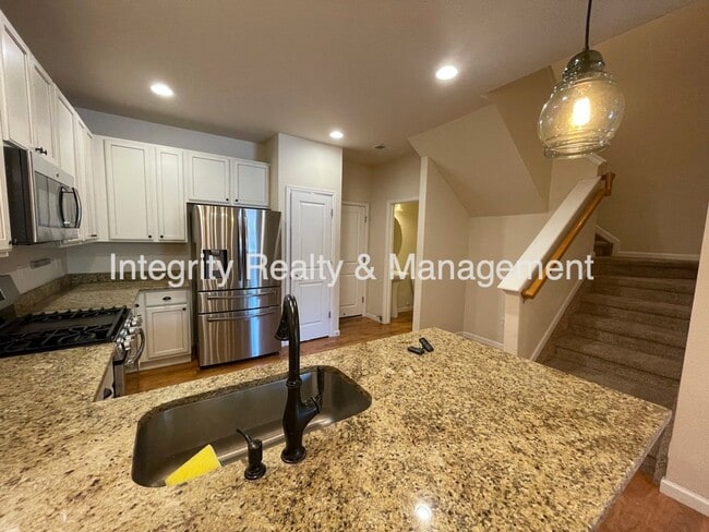 Building Photo - 598 E Dry Creek Pl