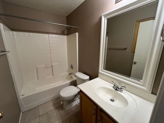 Building Photo - READY TO VIEW NOW! Spacious 3 Bed 2 Bath H...