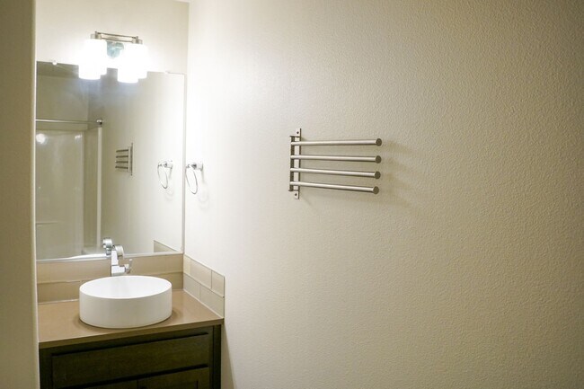 Building Photo - Contemporary Top-Floor Corner 2 Bedroom w/...
