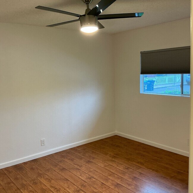 Building Photo - Washington (1004-1008)