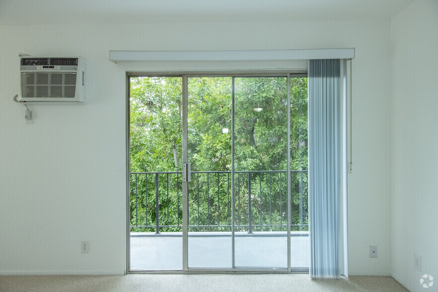 2BR, 2BA - 1725 Camino Palmero St, Los Angeles, CA 90046