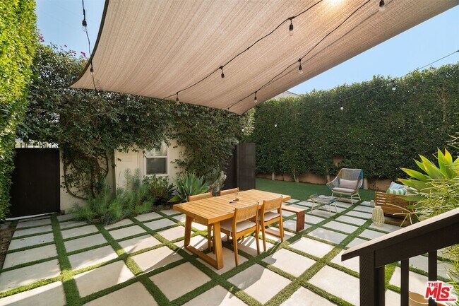 Building Photo - 1414 S Curson Ave