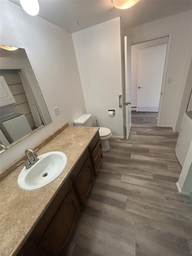 Building Photo - 209 E 3rd St