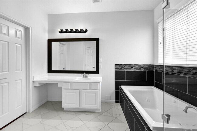 Building Photo - 7531 Oakwood Canyon Dr