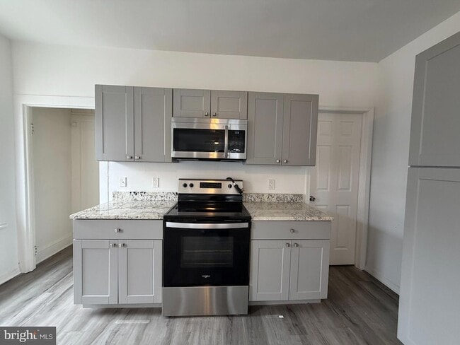 Building Photo - 731 E 4th St