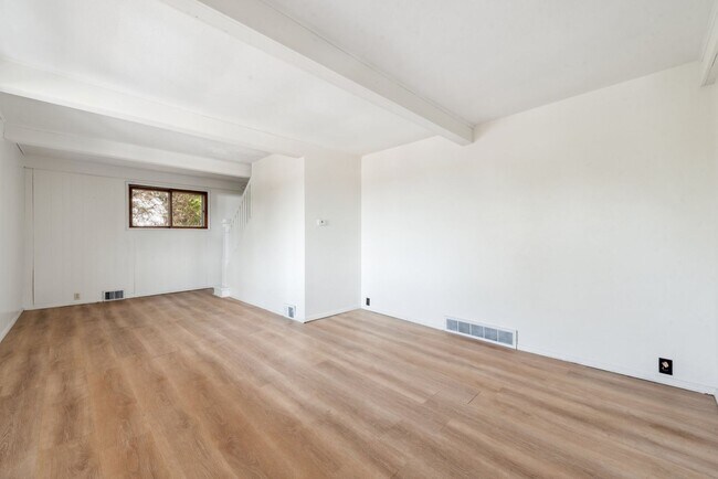 Building Photo - Beautiful 3 bedroom home in Jeannette available July 1!