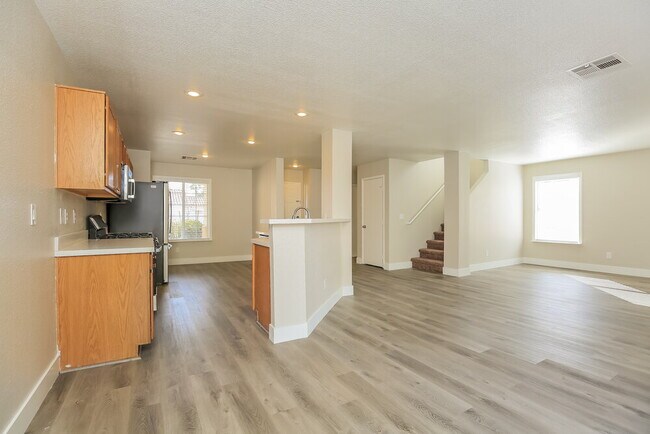 Building Photo - 7933 Hollow Pine St