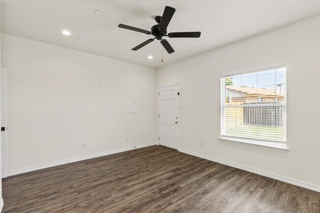 Building Photo - 1402 Courtney Pl