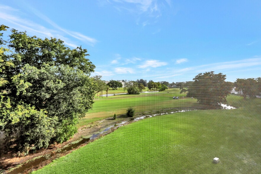 Building Photo - 2851 S Palm Aire Dr