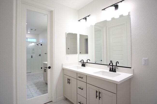 Building Photo - Stunning 4-bedroom 2.5 bathroom