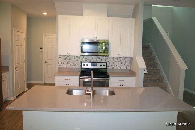 Building Photo - Large 3/3/2 Townhome Carrollwood