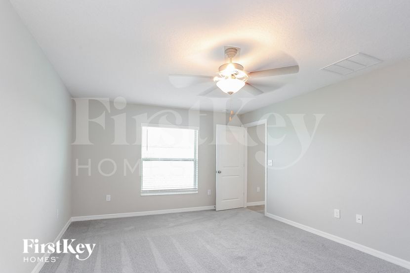 Building Photo - 5001 White Chicory Dr