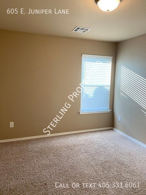 Building Photo - 605 E Juniper Ln