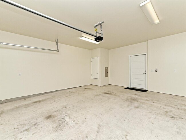 Building Photo - 6814 E Riverside Dr