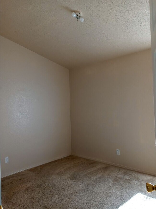 Building Photo - Affordable Ventana Cutie!!