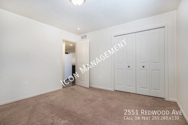 Building Photo - 2551 Redwood Ave