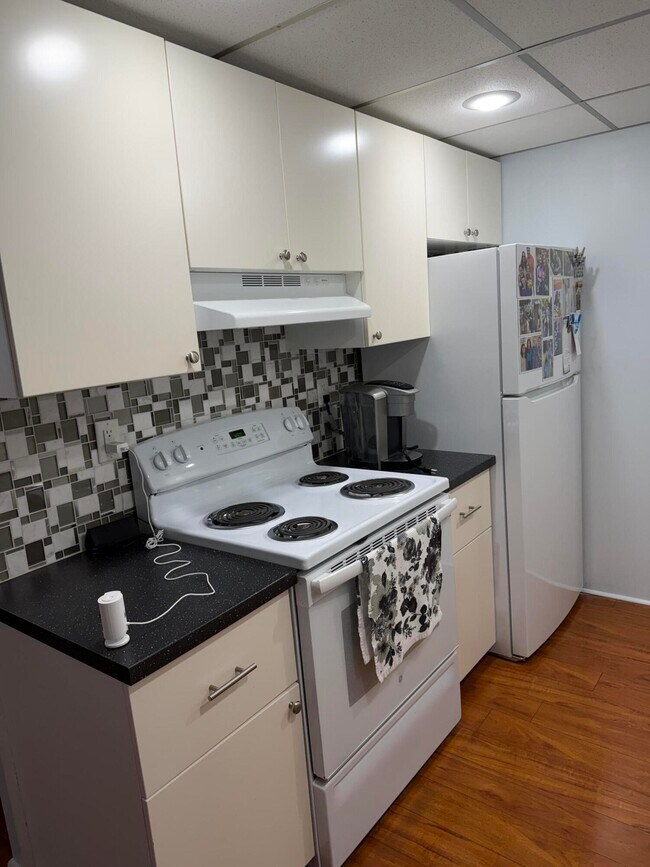 Building Photo - 3062 Ainslie Dr