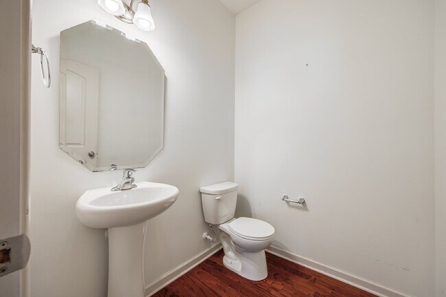 Building Photo - 826 Summerlake Dr