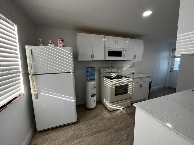 Building Photo - 2049 SW 60th Ct