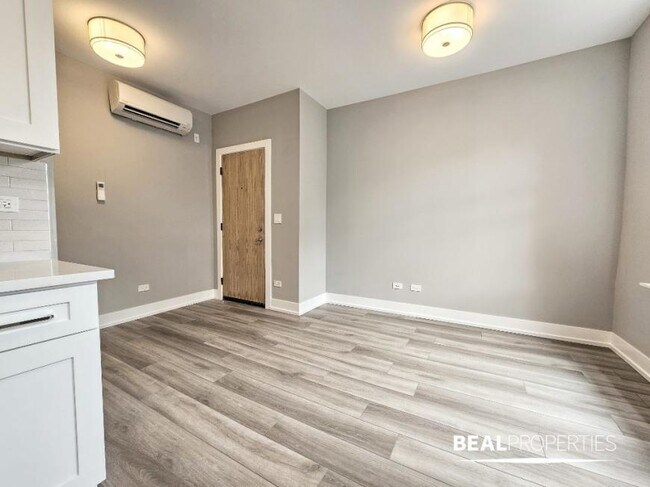 Building Photo - 2 bedroom in CHICAGO IL 60613
