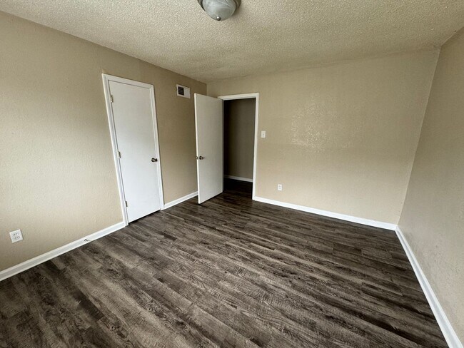 Building Photo - 87 Eastview Dr