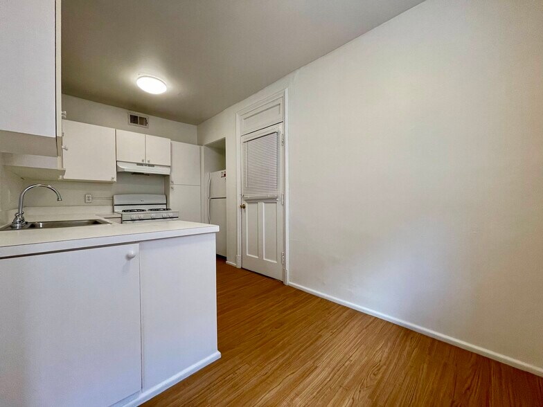 Building Photo - 6238 Southwood Ave