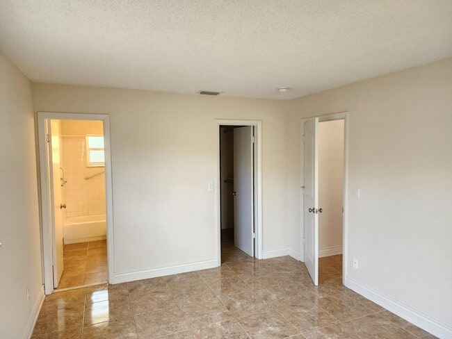 Building Photo - 1680 SE Minorca Ave