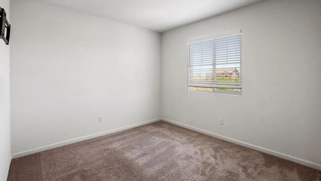 Building Photo - Beautifully Maintained 3-Bedroom Home w/So...