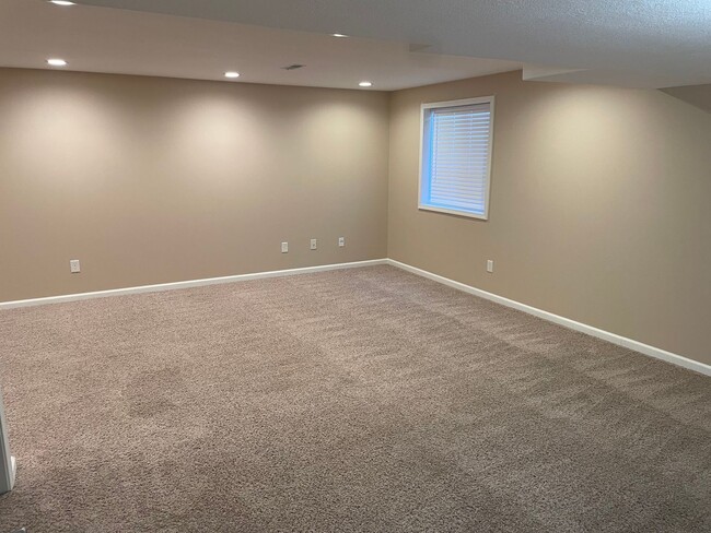 Building Photo - Beautiful 4 bedroom, 3 1/2 bath.