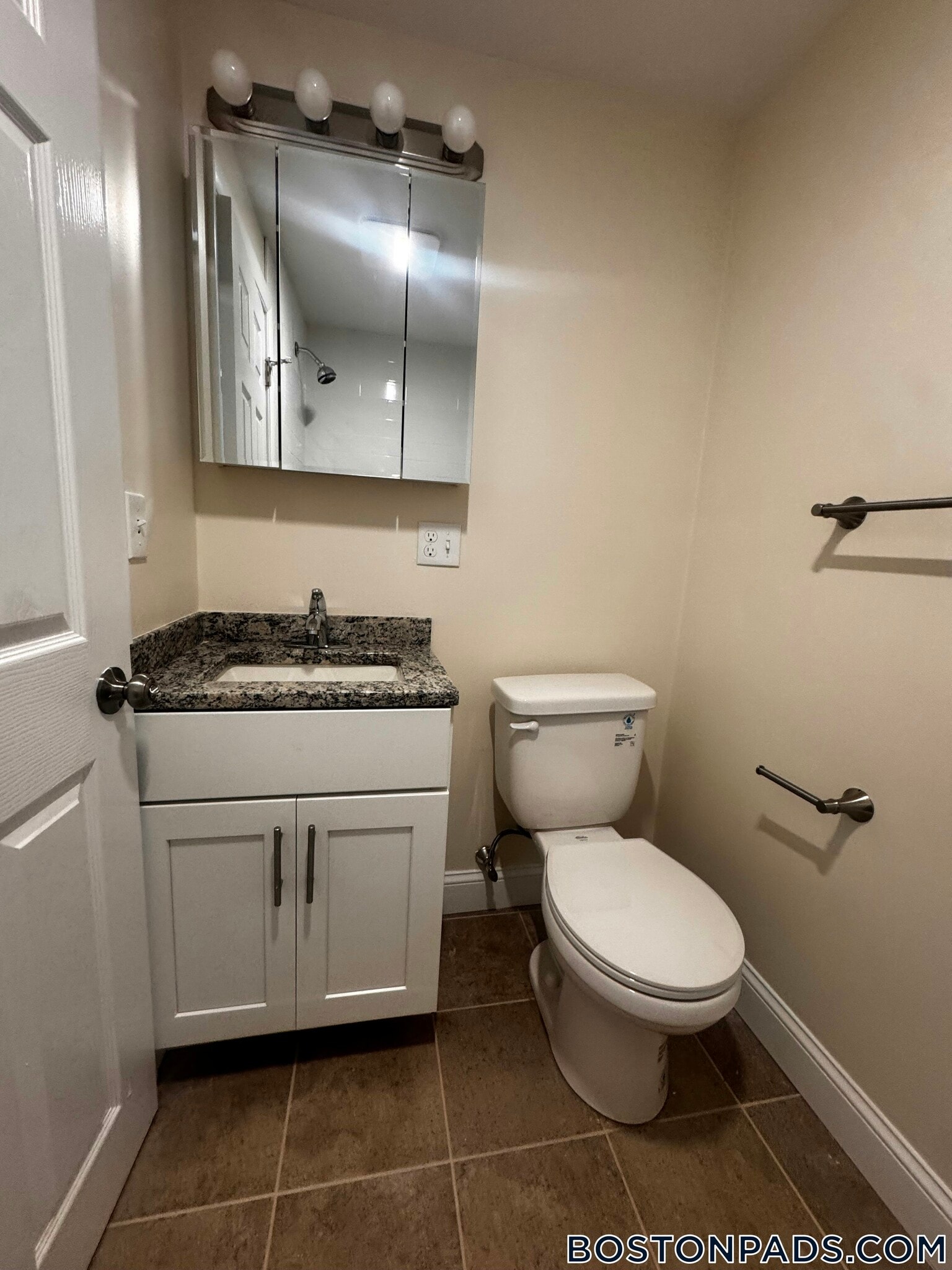 Building Photo - 11 River Dr