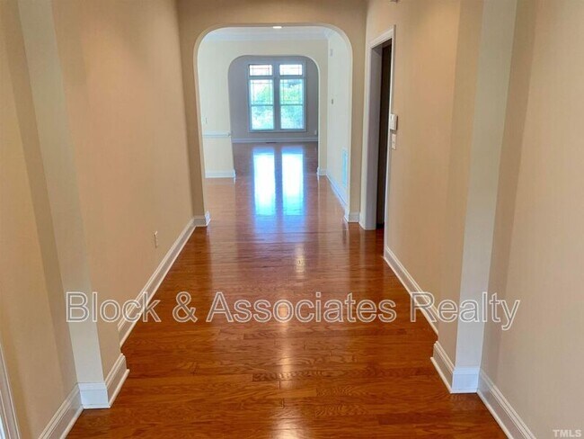 Building Photo - 706 Weavers Ridge Dr
