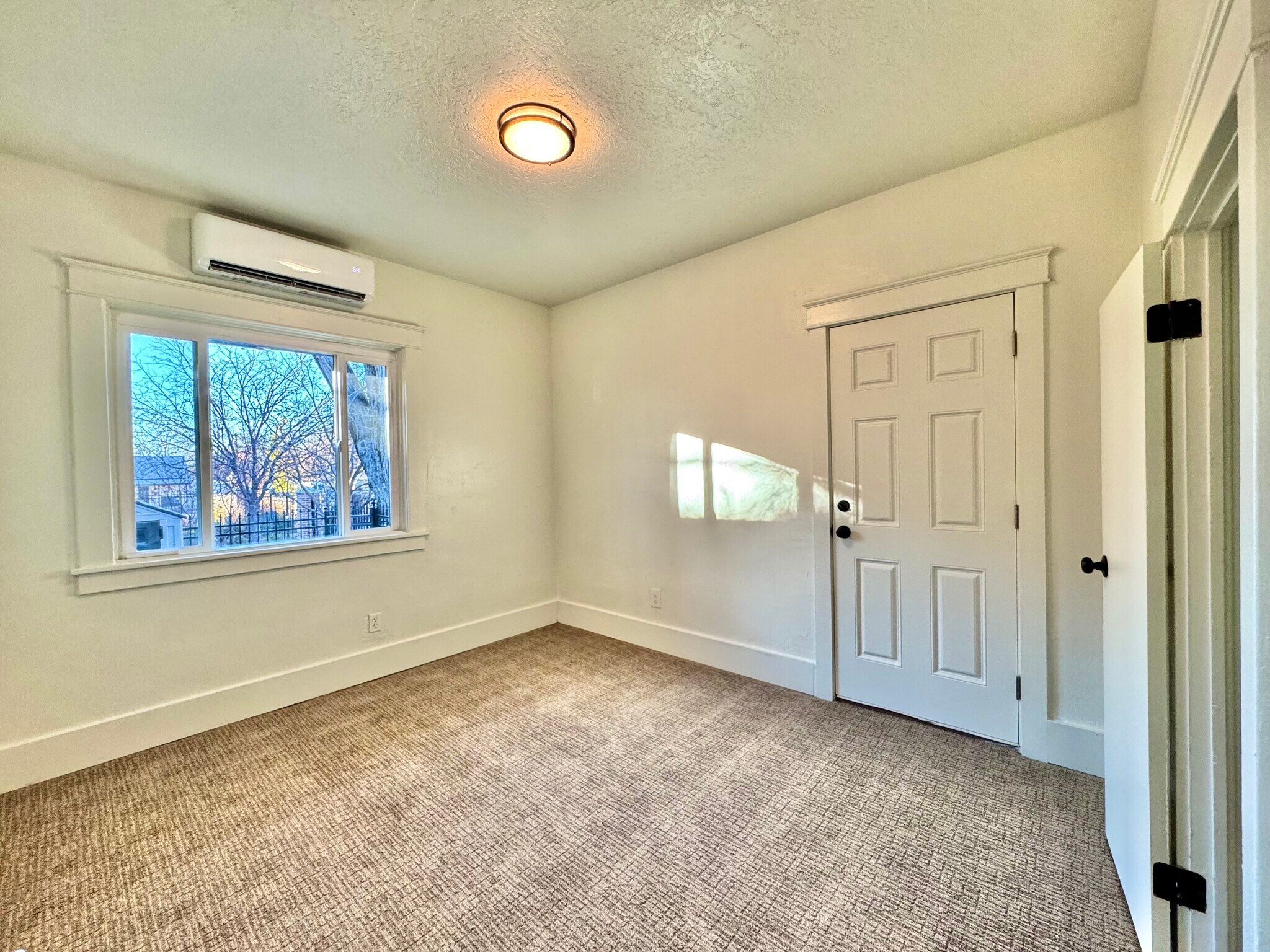 Building Photo - 76 W 200 S