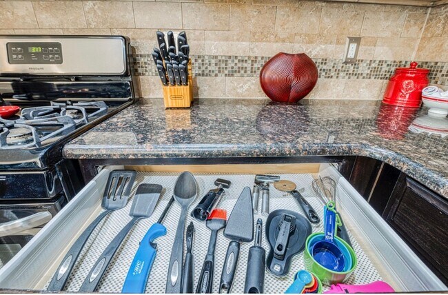 Building Photo - Westside area for Short or Long Term Rental (Completely Furnished) Beautiful 3 bed/2.5 baths plus...