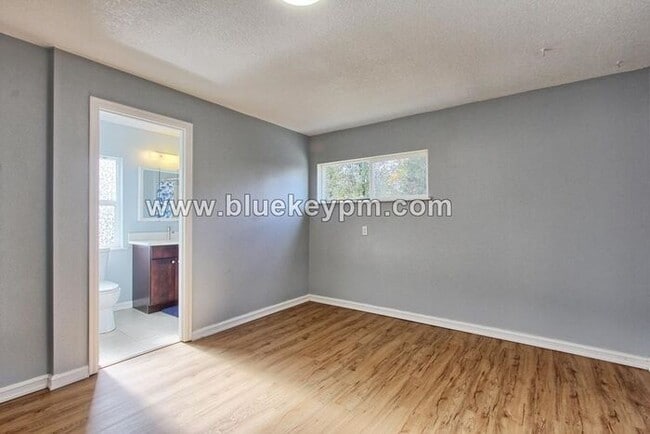 Building Photo - 3 Bed, 2 Bath Home Near Mill City Park in Portland