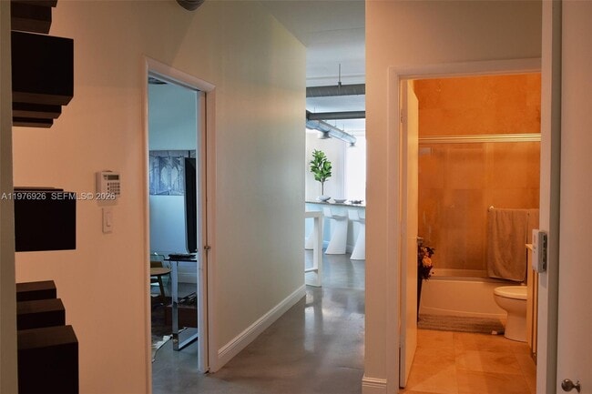 Building Photo - 700 NE 25th St