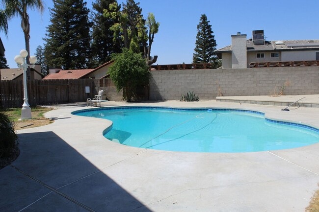 Building Photo - Northwest Home with Pool