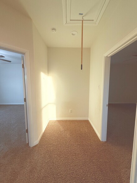 Building Photo - 565 Lindisfarne Ln