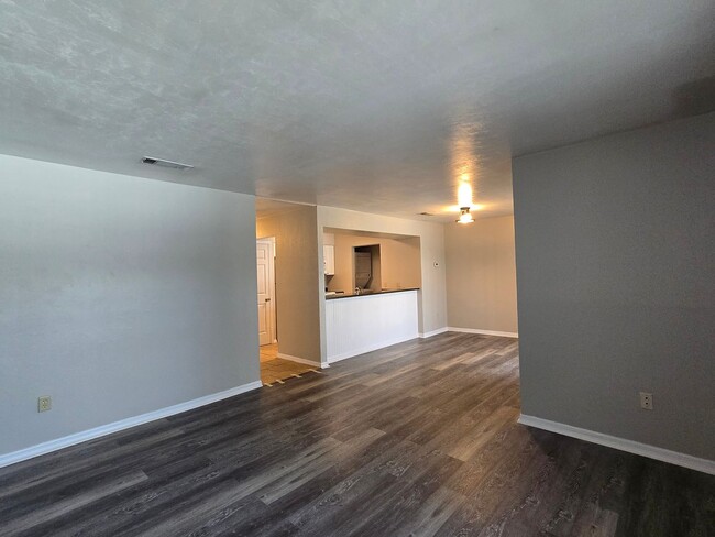 Building Photo - 2 Bedroom 2 Bath Condo