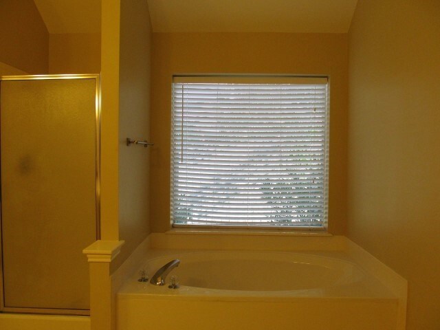 Building Photo - 104 Laguna Pointe Dr