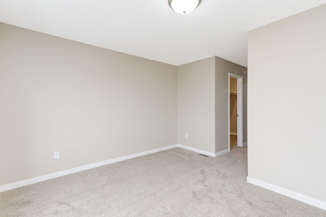 Building Photo - 3bd 3ba 2 car gar END UNIT avail March 01